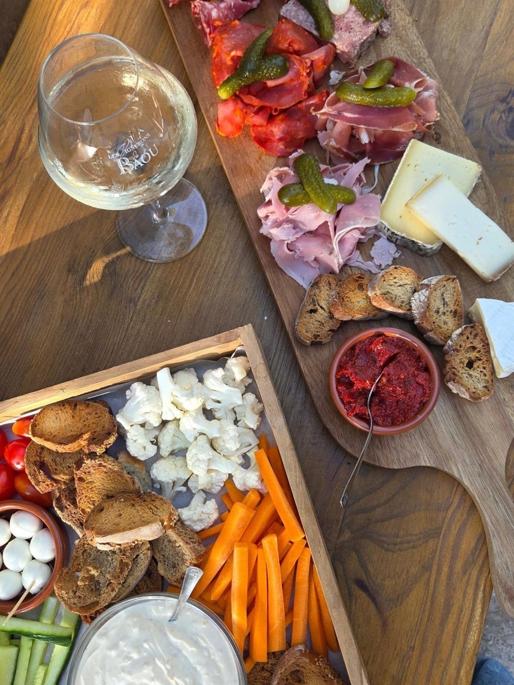 Une planche apéritive de charcuteries et de fromages, avec des cornichons